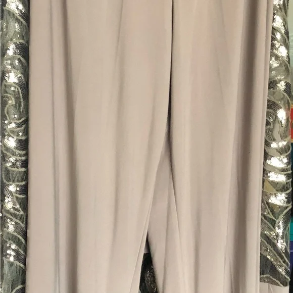 Dress with elegance with this women's three-piece set from R&M Richards. - Picture 3 of 10